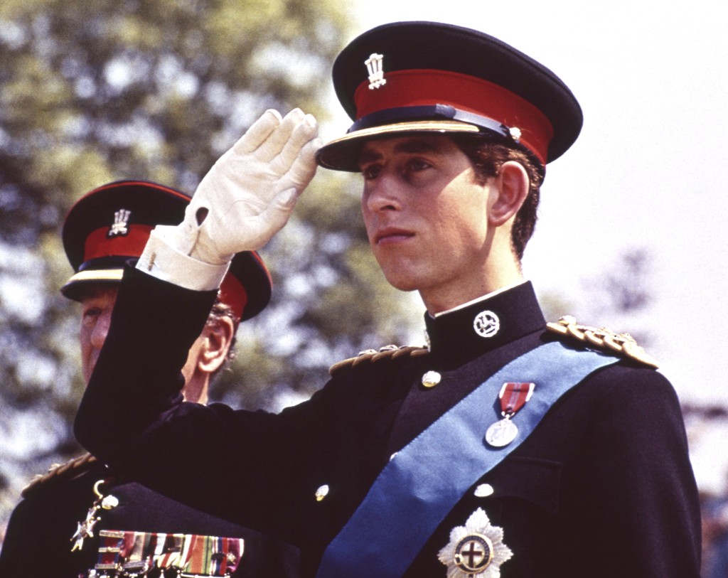 1969年6月11日，威尔斯亲王查理斯身着威尔斯皇家军团总司令的制服，在威尔斯卡迪夫城堡的军团活动上敬礼。 美联社