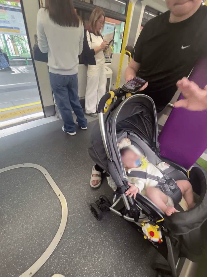 嬰兒伸腿期間，惡男大力拍打嬰兒腿部。Threads：as._08____