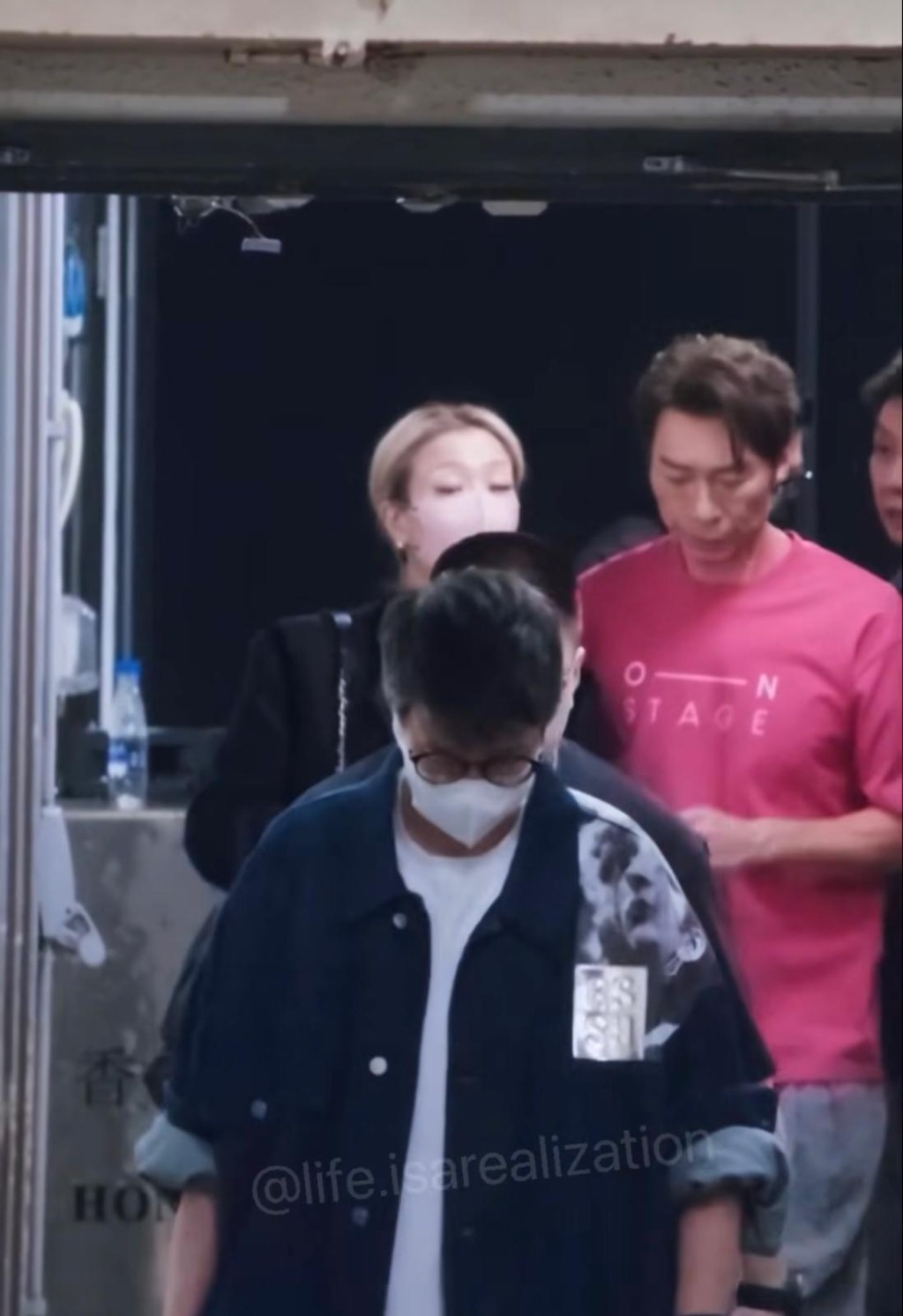 Sammi沒有上台，一直在後台打點，安仔說她害怕會搶去焦點。