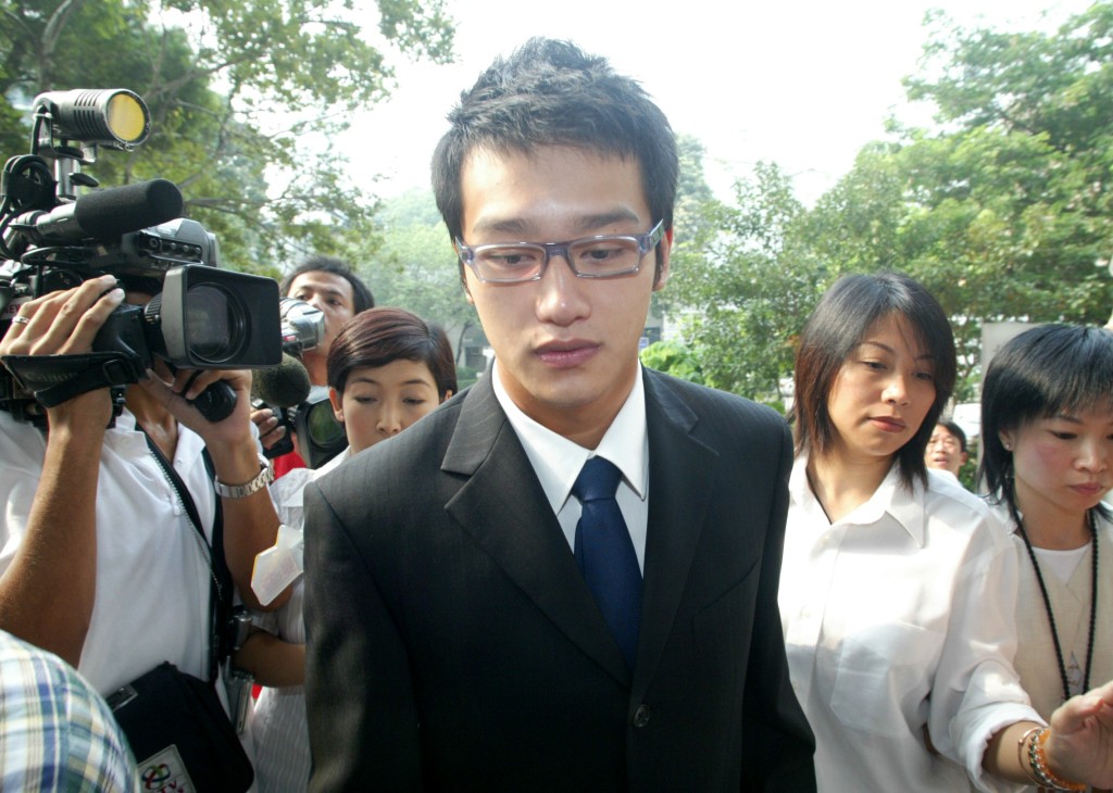 2004年吴浩康承认藏毒判罚五千元。