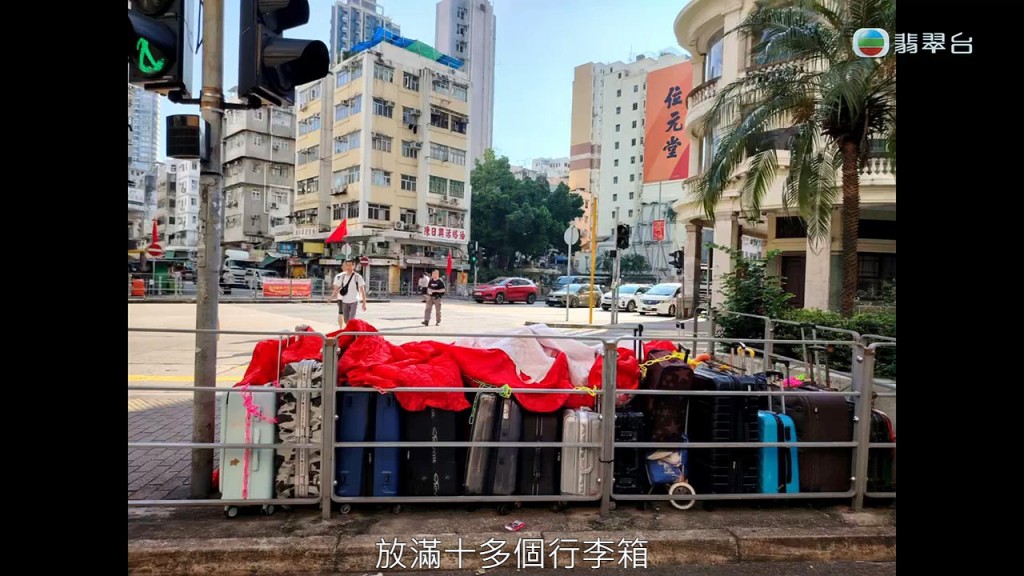 《東張西望》早前報道，於荔枝角道近雷生春的行人過路處，堆放住很多行李箱。