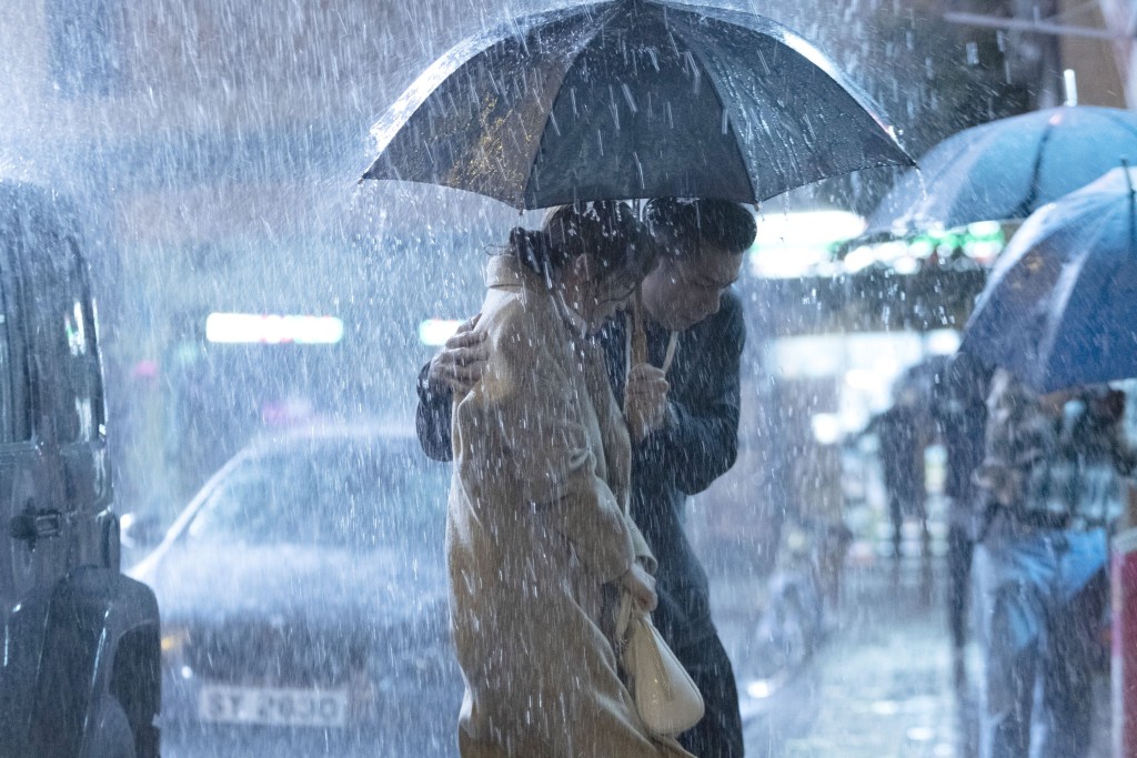 阿Sa和柏豪最深刻這場落雨戲，下大雨下講深情對白影響收音，仲又要兼顧現場環境有一定難度。