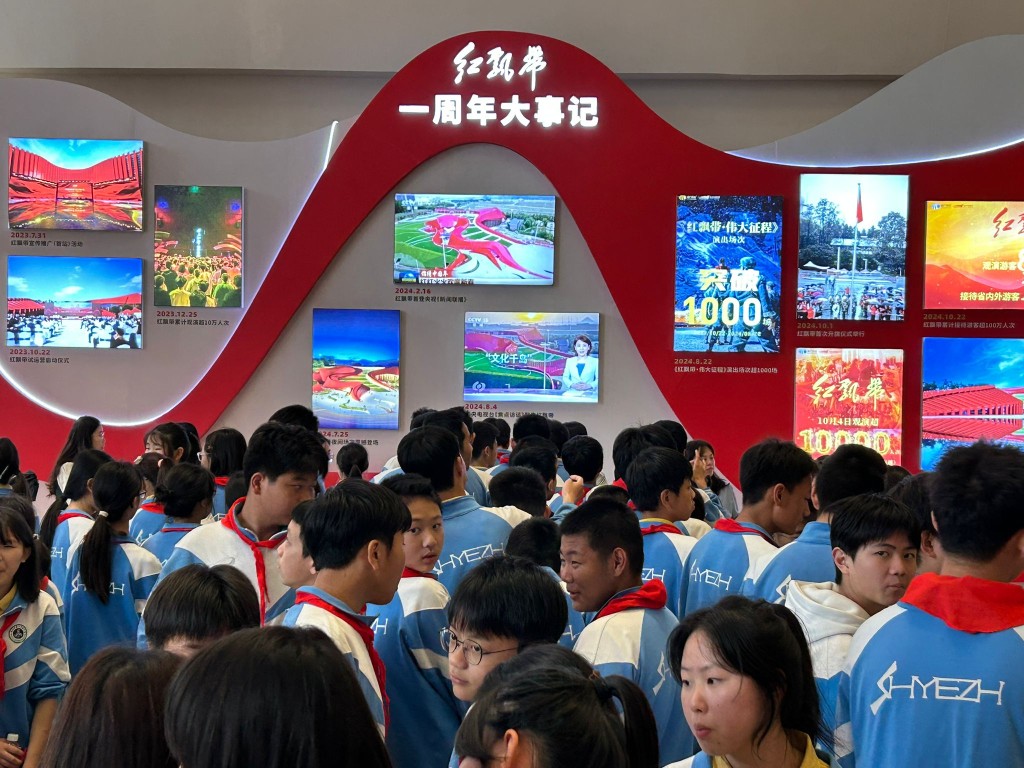 200多名中學生在館內接受紅色教育。《星島》記者攝 200多名中學生在館內接受紅色教育。《星島》記者攝