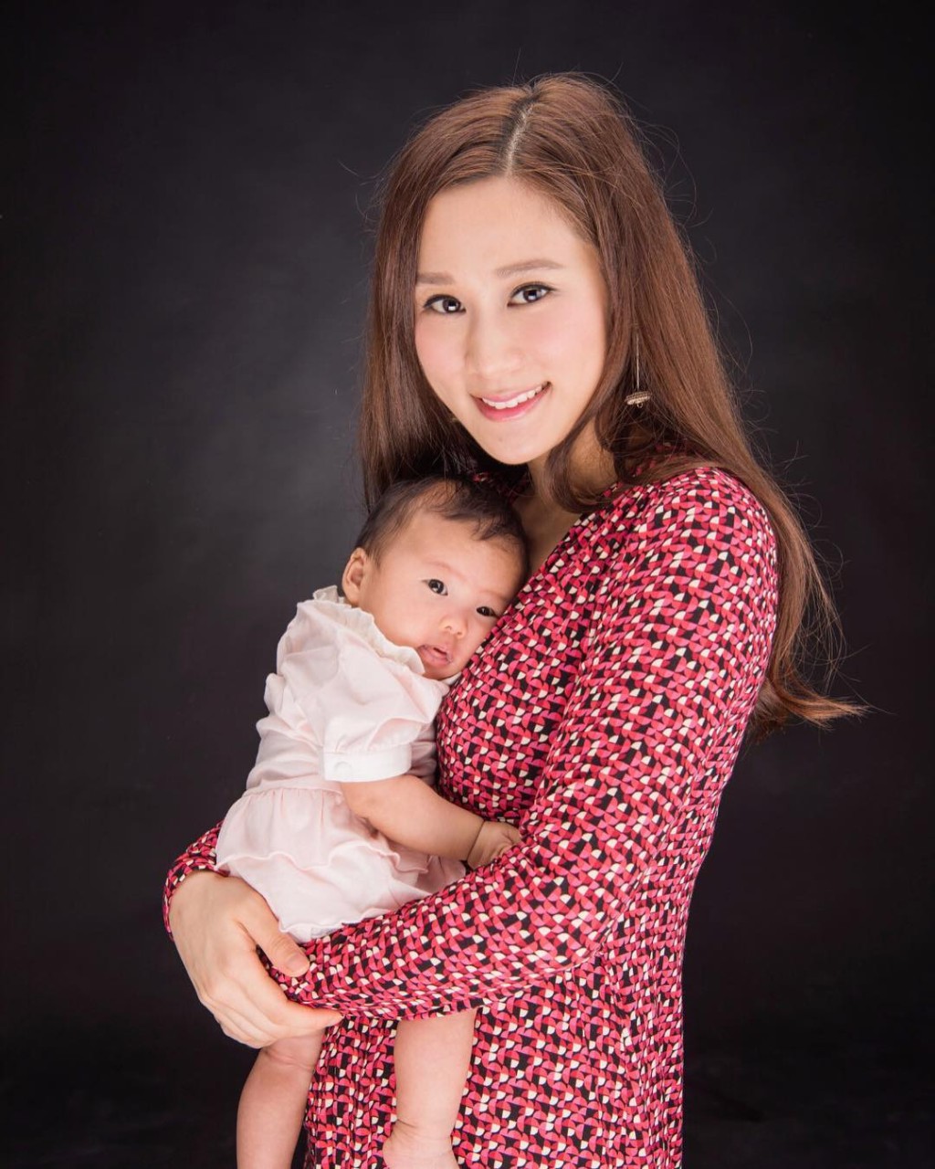 张嘉儿2016年9月诞下大女刘在芯（Leora）。