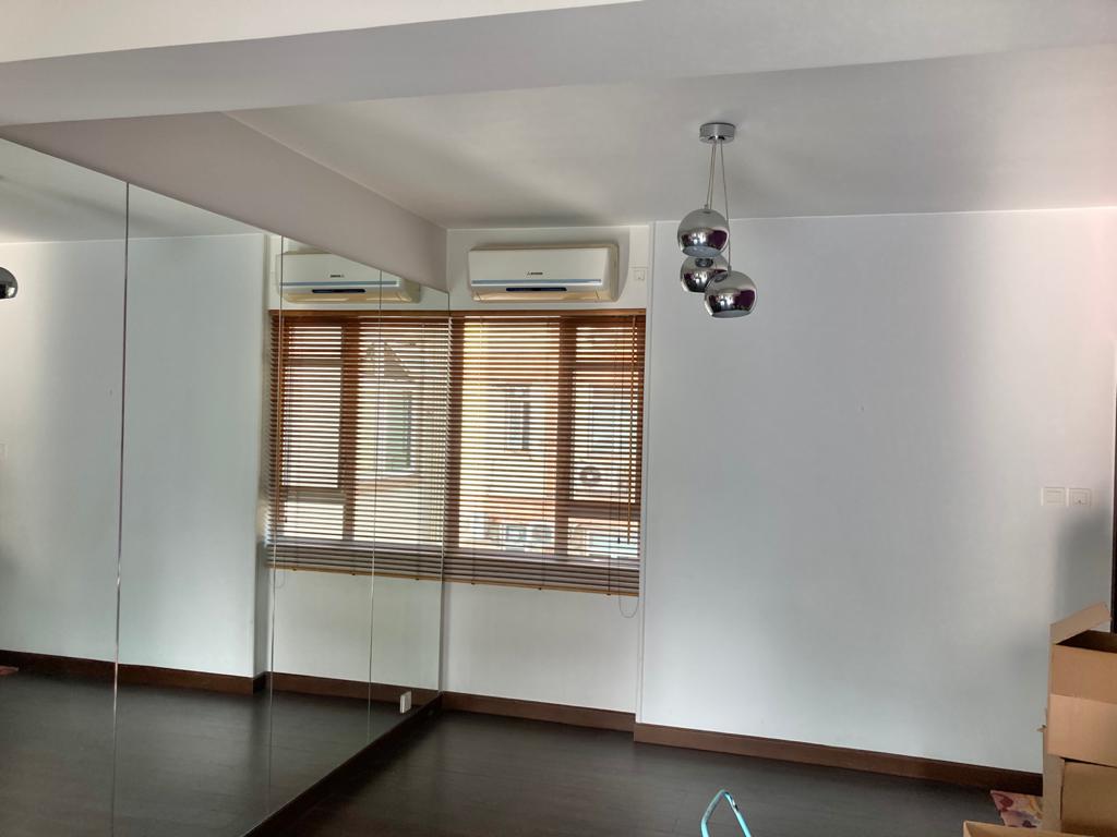 房間置有大鏡，增添空間感。