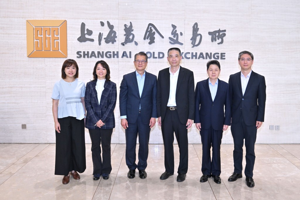 上周參觀陳茂波在上海黃金交易所,並與上海黃金交易所理事長余文建(右三)會面。陳茂波網誌 上周參觀陳茂波在上海黃金交易所,並與上海黃金交易所理事長余文建(右三)會面。陳茂波網誌