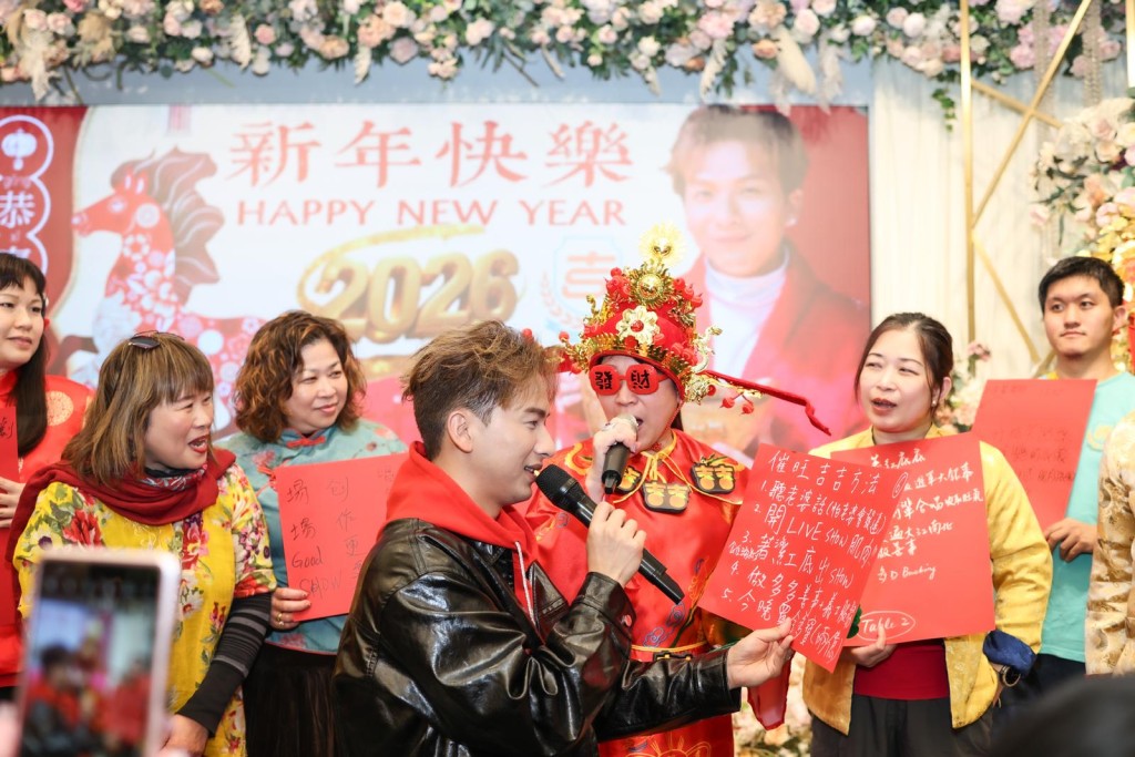 周吉佩同来自香港、广州及美国的歌迷一同庆祝。