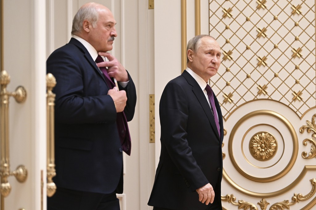 俄羅斯總統普京（右）和白俄羅斯總統盧卡申科在白俄羅斯明斯克會談後進入大廳。AP