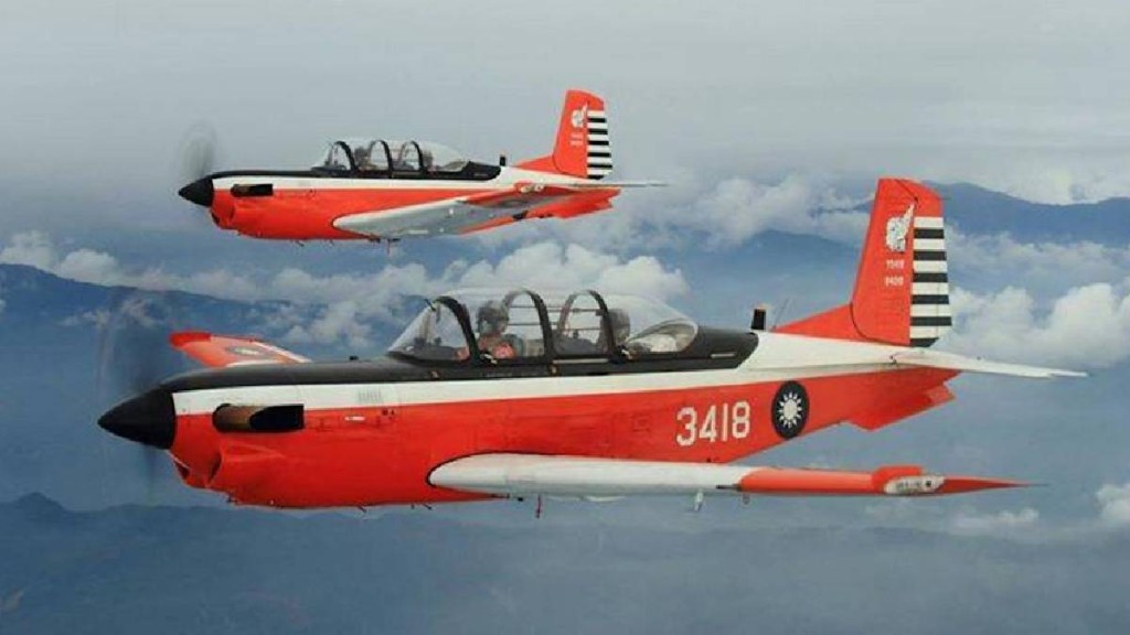 台灣空軍岡山基地一架T-34教練機墜落，2名中校殉職。台灣空軍