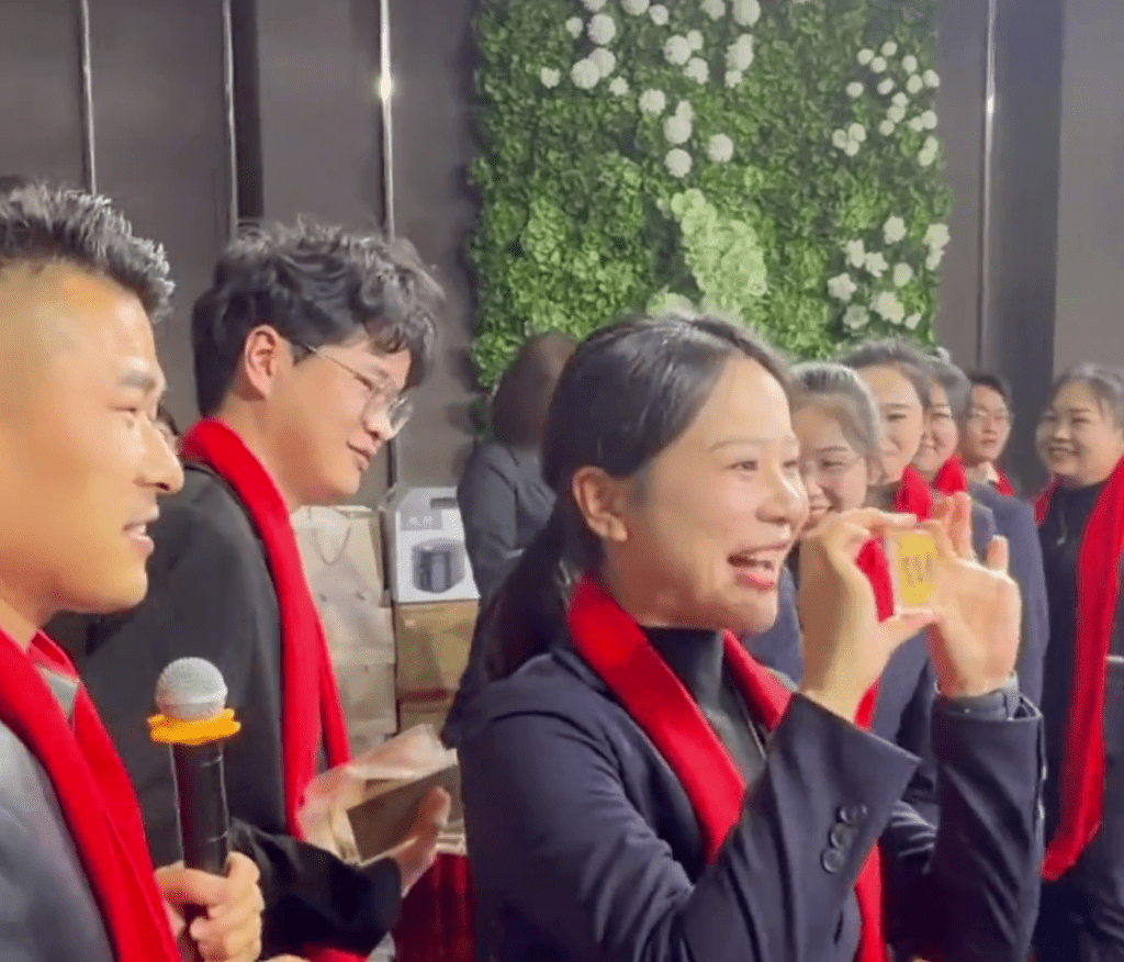 員工尾牙獲贈1克金鈔，笑逐顏開。