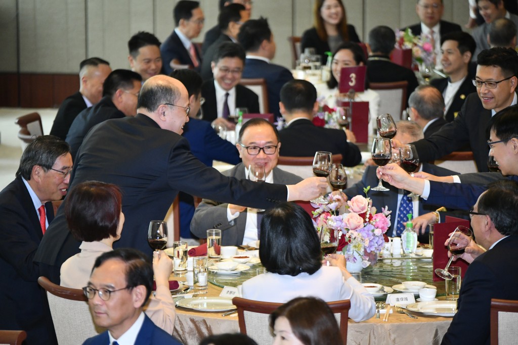 香港中联办主任郑雁雄今日(14日)下午1时与立法会全体议员午宴。卢江球摄