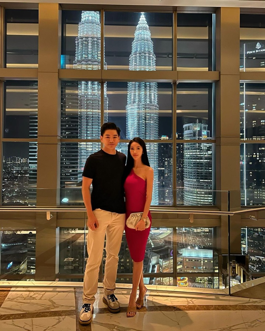 孔令奇指他們第一個情人節去了馬來西亞一餐廳，觀望著雙子塔。
