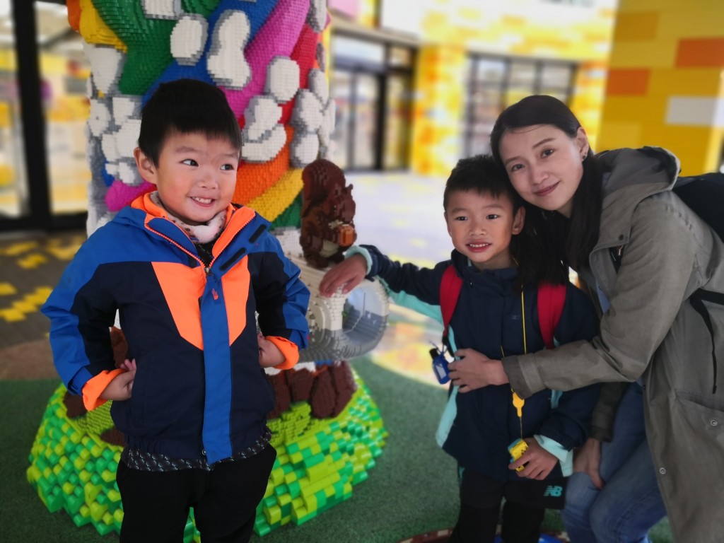 住在倫敦近郊市鎮，Ashley（右一）認為可以佔盡地利優勢。圖為她帶同兩名兒子到LEGOLAND Windsor Resort（溫莎樂高樂園度假區）遊玩。