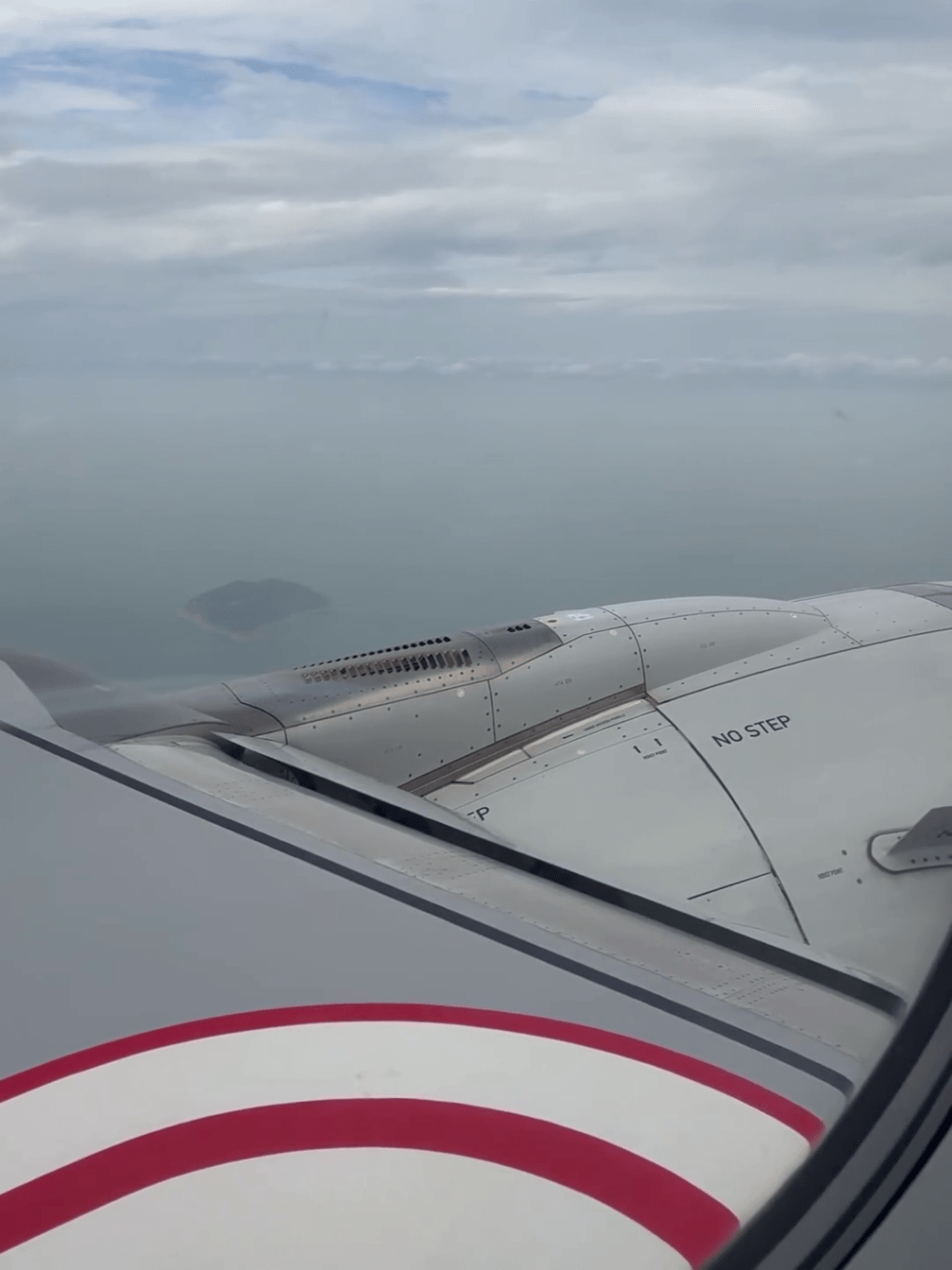受影響乘客直擊客機在高空懷疑故障情況。Threads@wooflion 受影響乘客直擊客機在高空懷疑故障情況。Threads@wooflion