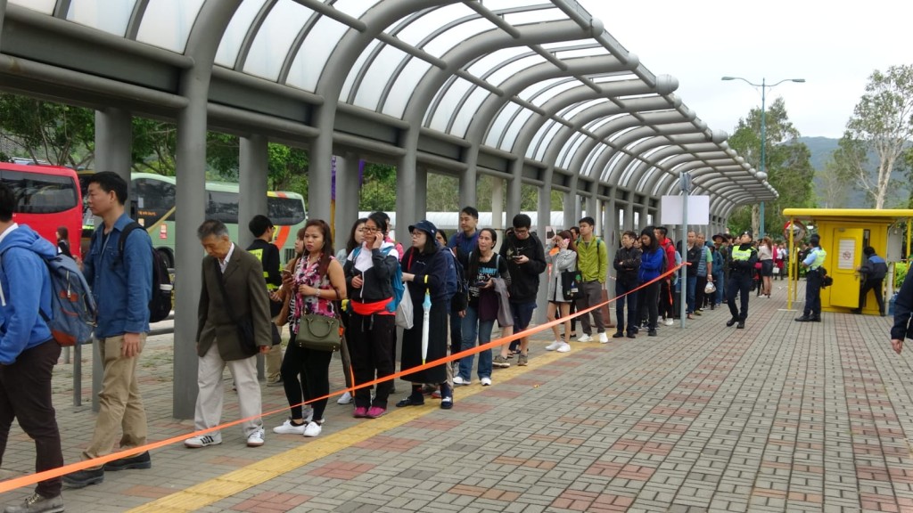 在欣澳站外,乘客獲安排乘接駁巴士往返機場及東涌。