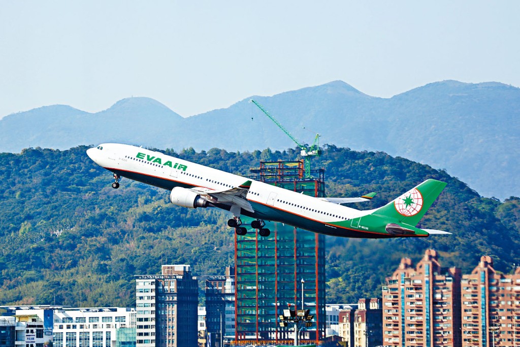 一架長榮航空班機昨日從台北起飛。 