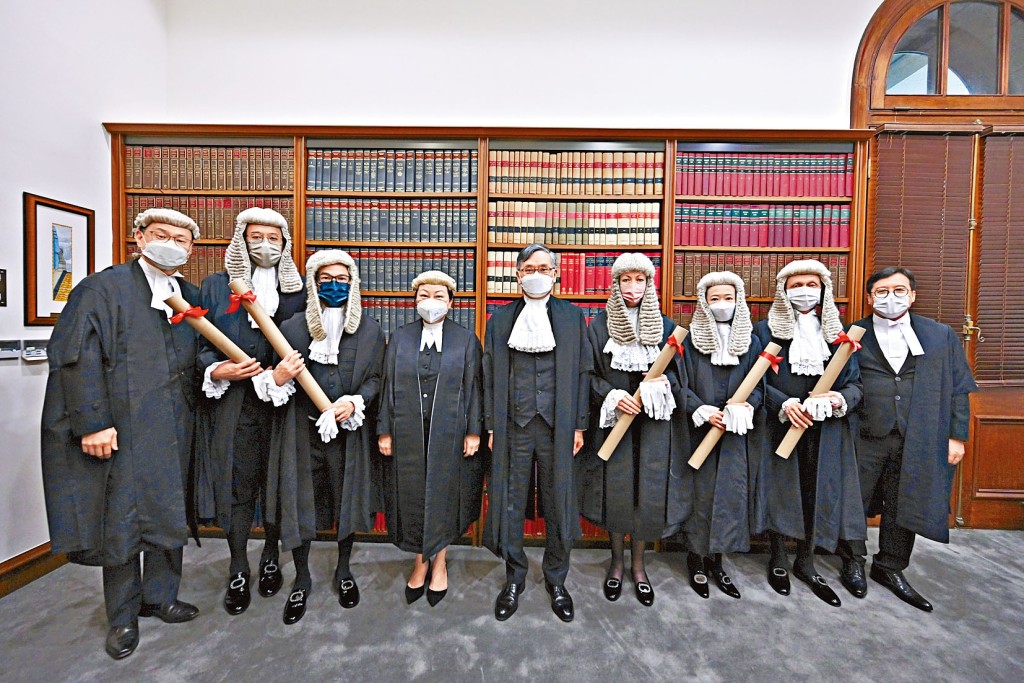 资深大律师委任仪式在终审法院举行。图示张举能（中）、郑若骅（左四）、杜淦堃（左一）和陈泽铭（右一）与新任资深大律师温狄芹（右四）、唐思佩（右三）、钟伟滔（右二）、李颂然（左二）及马嘉骏（左三）合照。