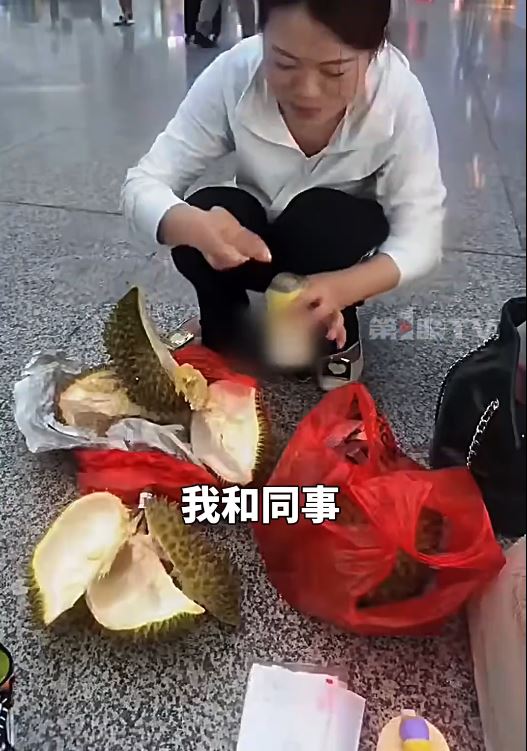 凌女士企圖偷帶榴槤上飛機失敗，要在機場即場食光。第一眼TV