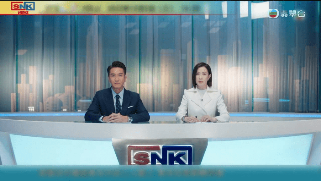 当晚TVB《晚间新闻》播出的片段，竟然出现佘诗曼在《新闻女王》中坐在报新闻的画面。
