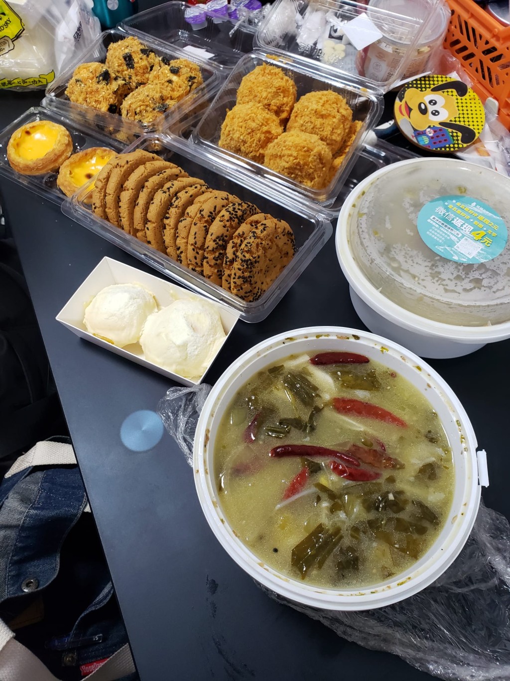 记者买了数份「鲍师傅」糕点和两份酸菜鱼，一共424元人民币，另外运费收188元人民币。