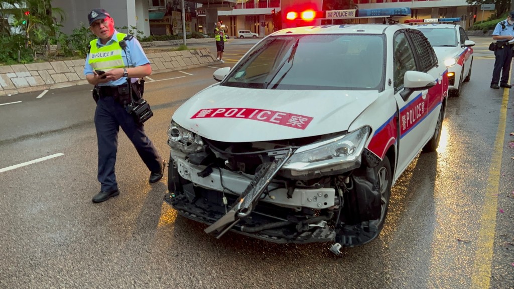 警車車頭泵把飛脫。蔡楚輝攝