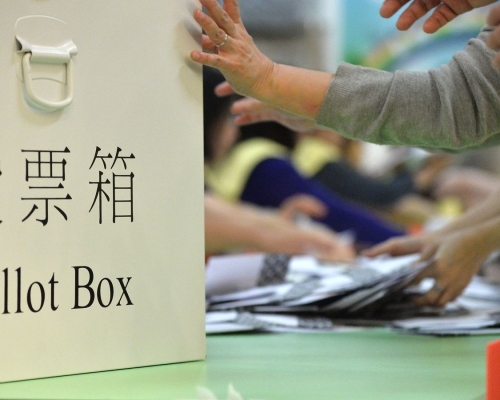 區議會選舉將於明日(24日)舉行。