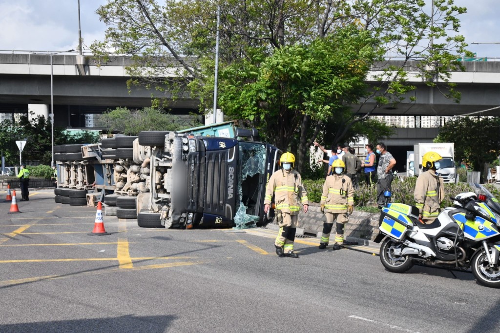 貨櫃車翻側橫亙路上。徐裕民攝