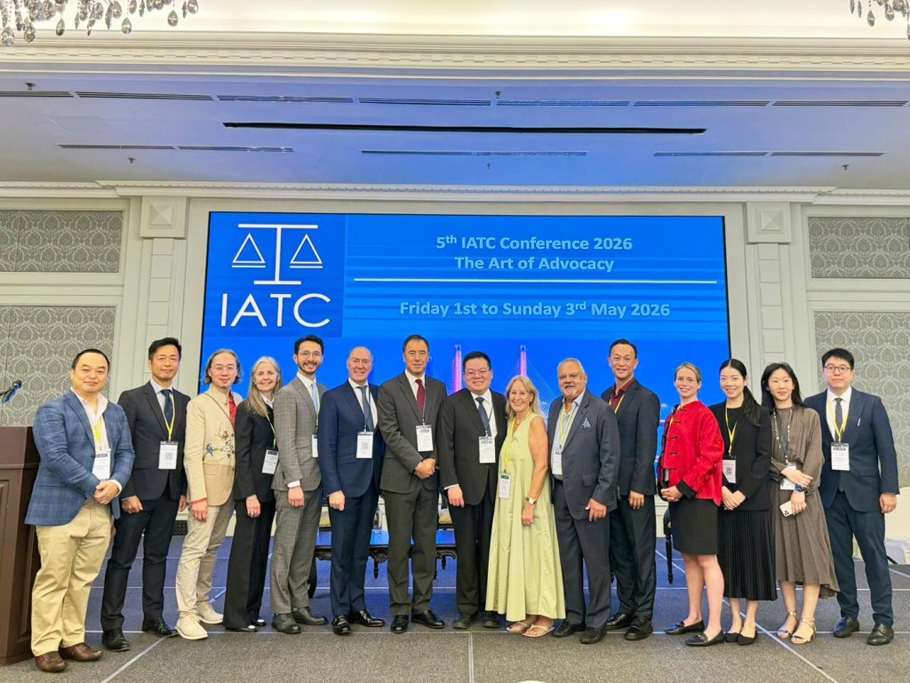 香港的多名法官、大律師出席IATC國際會議，包括區域法院法官高麗莎(左四)、香港大律師公會名譽秘書及財政王永愷大律師(左五)、香港高等法院原訟法庭法官高浩文(左六)、香港終審法院常任法官霍兆剛(左七)、香港大律師公會執委會委員、資深大律師張天任(左八)、香港大律師公會副主席、資深大律師薛日華(右二)、香港大律師公會前主席、資深大律師林孟達(右六)及資深大律師潘熙(右五)。