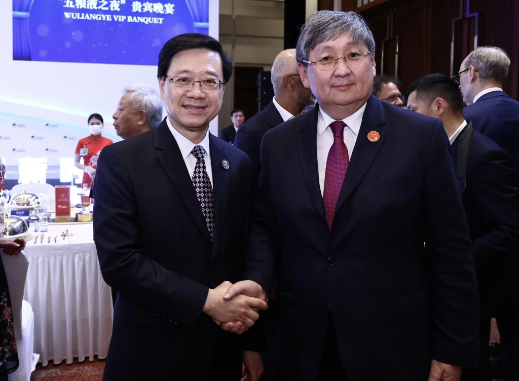 李家超透过今次机会认识蒙古国副总理其米德 · 呼日勒巴特尔。李家超FB图片