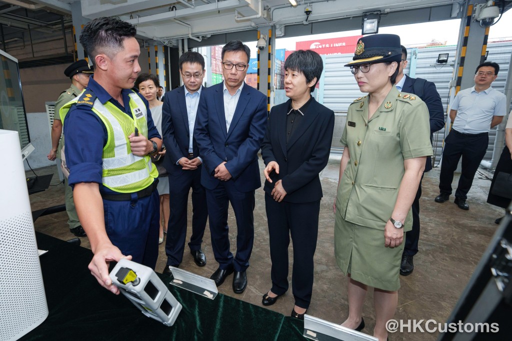 代表团了解香港海关在海运货物清关工作的运作情况。海关FB图片