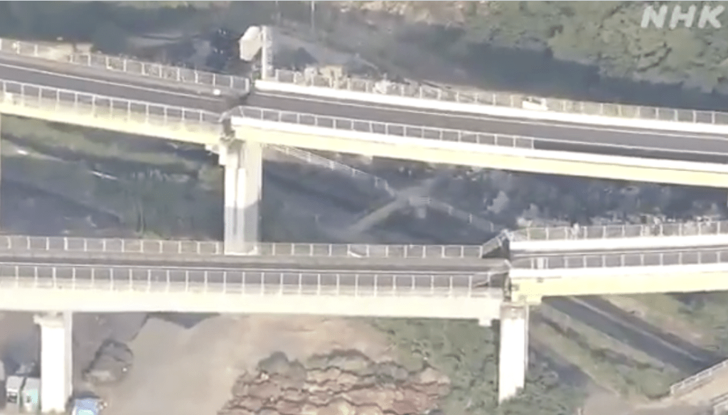 九州自動車道八代交流道附近高架道路疑因震動影響，出現接縫高低落差與路面錯位情況。NHK畫面截圖
