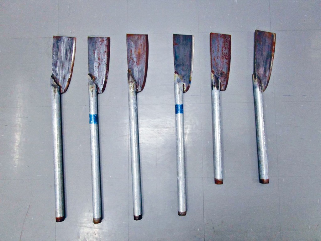 ■黑幫用菜刀及鐵通自製的「斬馬刀」。