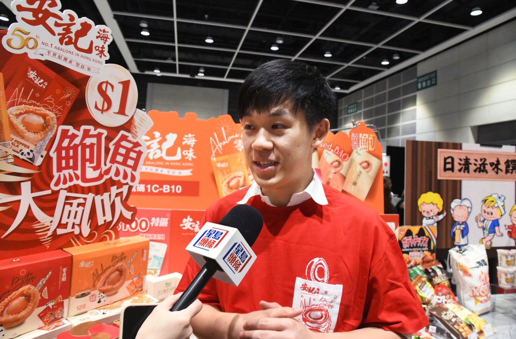 潘永熙表示送出共3888粒即食零食鮑魚(總值$38,880),每位參與者最少可帶走264粒。何健勇攝 潘永熙表示送出共3888粒即食零食鮑魚(總值$38,880),每位參與者最少可帶走264粒。何健勇攝