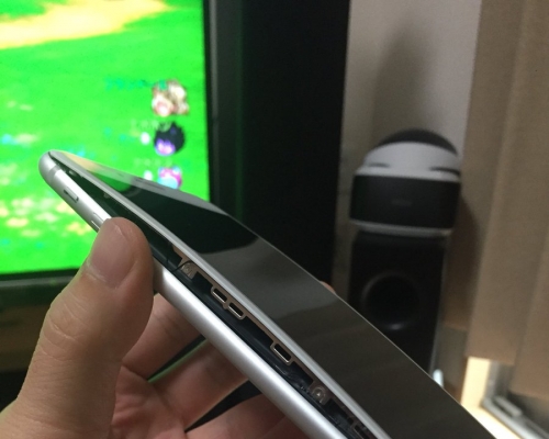 日本有網民發現iPhone 8裂開。網上圖片