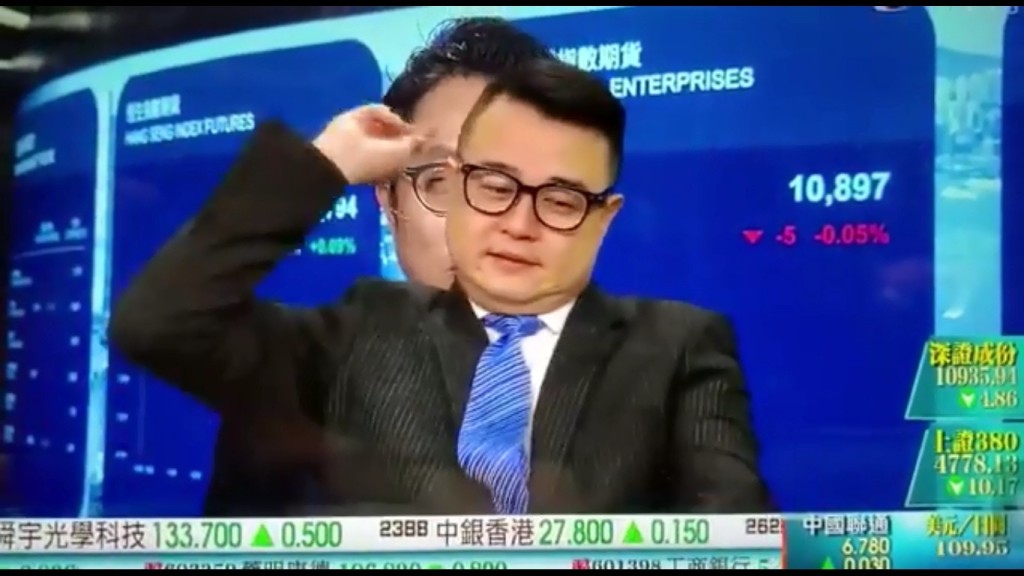 財經台直播節目,蔡康年突然入鏡。 TVB片段截圖