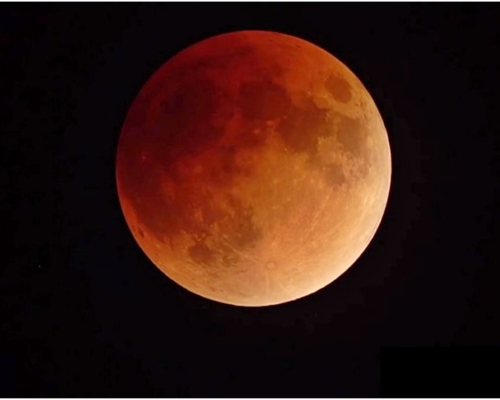 月全食期間，月亮不會完全消失，而會呈現暗紅色。網圖