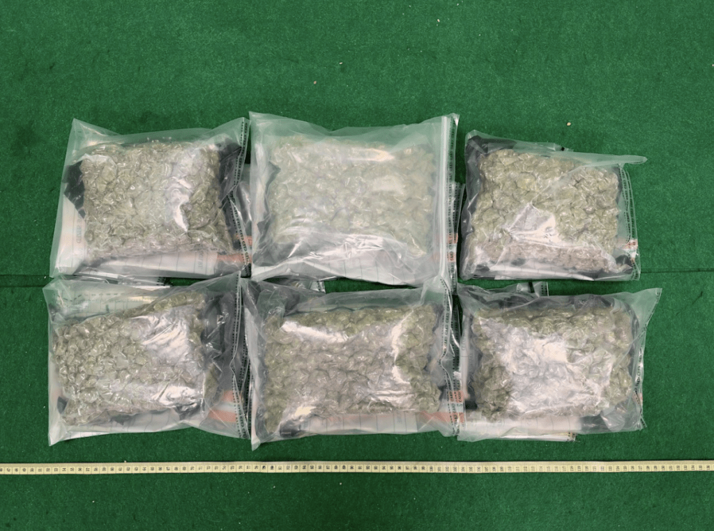 海關在一名43歲內地女旅客的手提行李內，搜出約3.3公斤懷疑大麻花，以及220支未完稅香煙。海關圖片