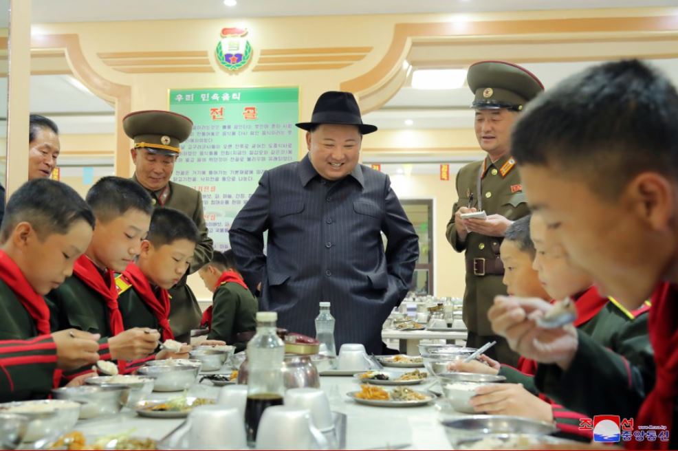 北韓官媒發放圖片所見，金正恩視察期間笑容滿面。朝中社