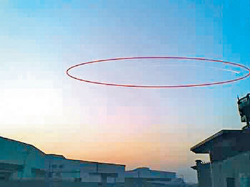 ?窆宇宙太空神秘莫測，杭州機場本月就有市民發現上空出現懷疑UFO（紅圈示）。