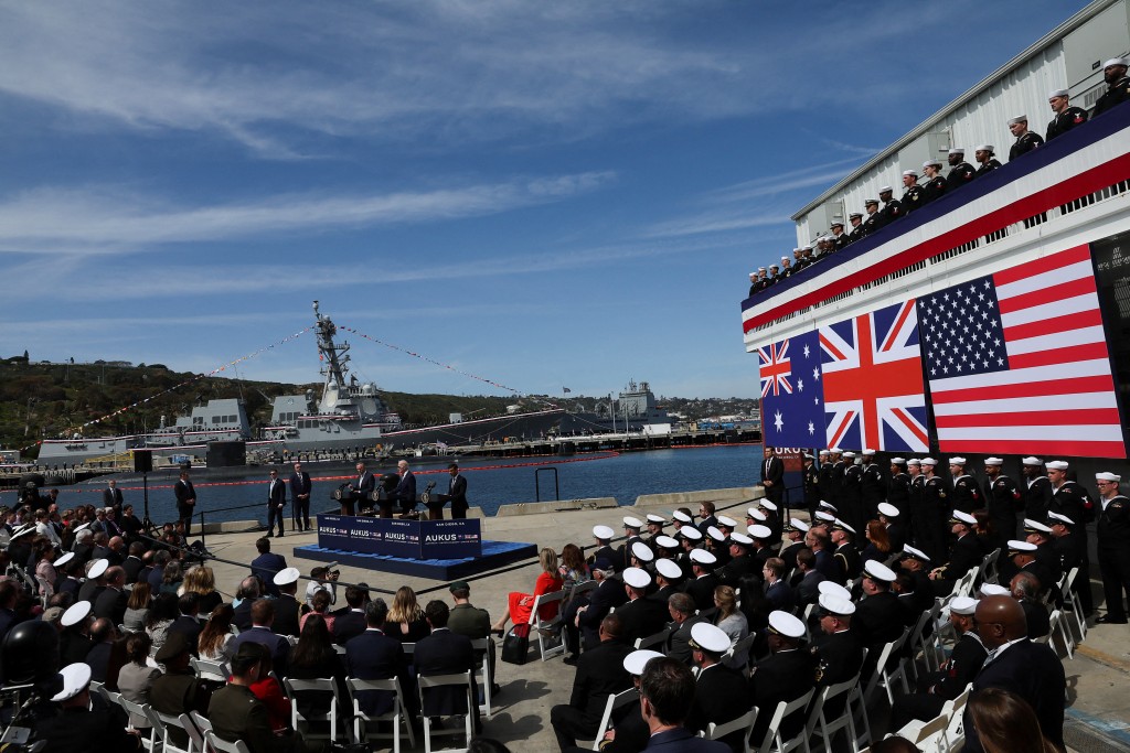 英美日宣布2025年起常态举行印太区域3方军演之际，日本首相岸田文雄正在美国访问，焦点议题涵盖美英澳三方安全夥伴关系（AUKUS）。路透社