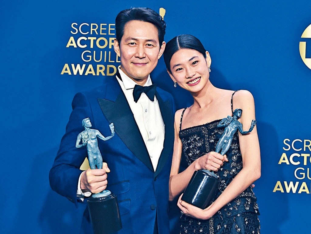 李政宰和郑浩妍首封SAG视帝及视后，郑浩妍男友李东辉罕有放闪祝贺女友。