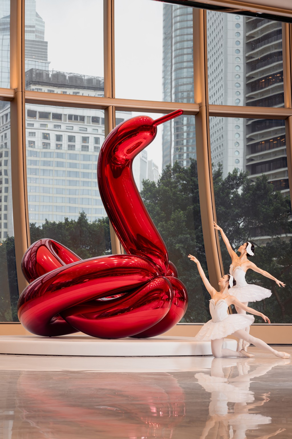 置于The Henderson大厦3楼大堂的艺术品Balloon Swan（red），出自美国艺术家Jeff Koons（杰夫昆斯）的手作。