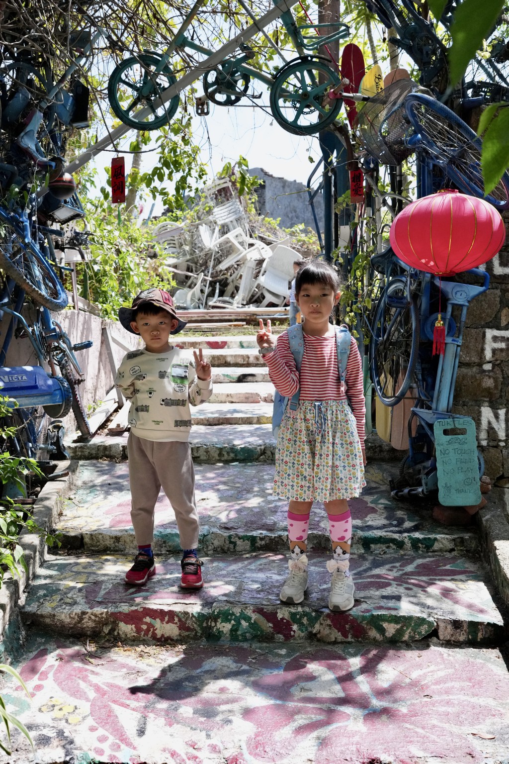 利用椅子、瓶子、輪胎等日常物品打造的創意裝置藝術非常獨特， 假日吸引不少人前來打卡拍照。（圖片來源：《親子王》）