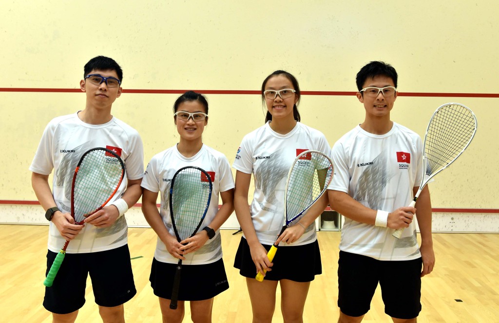 香港壁球隊球員鄧銘漮（左一）與隊友李嘉兒（左二）、謝依霖（右二）及黎卓楠在示範前合影。新華社