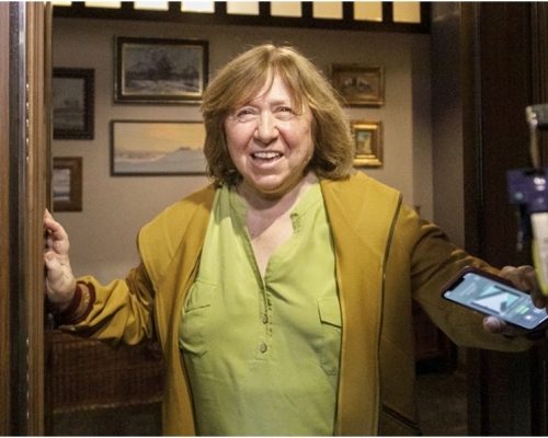 阿列克西耶维奇前往德国治病，并重申会回国。AP资料图片