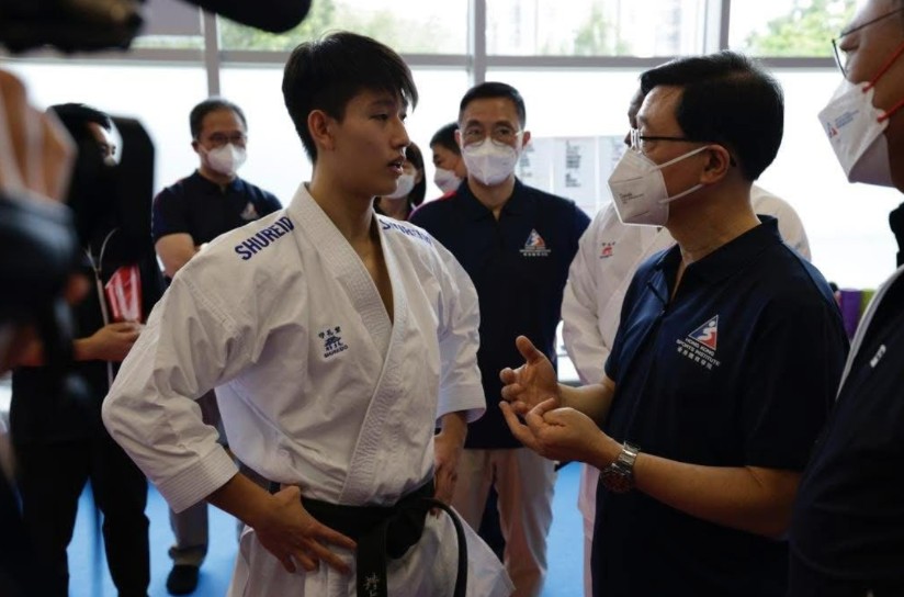 鄧宇軒於今屆亞運會聯同洪晧崴、李智剛奪得空手道男子團體形銅牌。圖為當年李家超在2022年到訪體育學院,並勉勵有潛質的年輕運動員。李家超fb舊圖片 鄧宇軒於今屆亞運會聯同洪晧崴、李智剛奪得空手道男子團體形銅牌。圖為當年李家超在2022年到訪體育學院,並勉勵有潛質的年輕運動員。李家超fb舊圖片