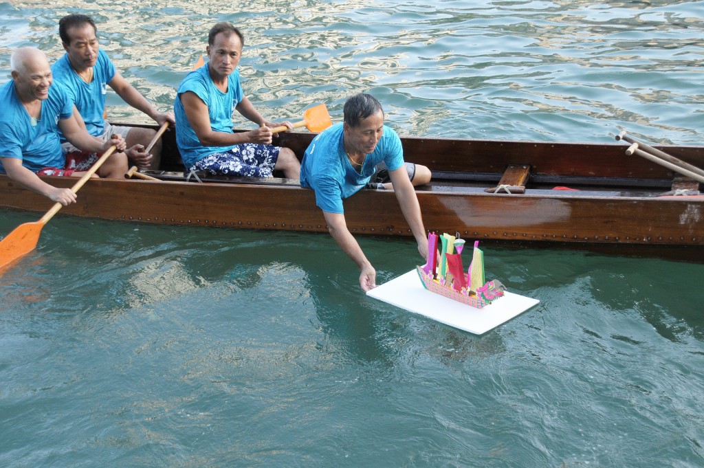 龍舟在下水前需進行祈福及「醒龍」儀式，賽後更有「收龍」的傳統儀式。資料圖片