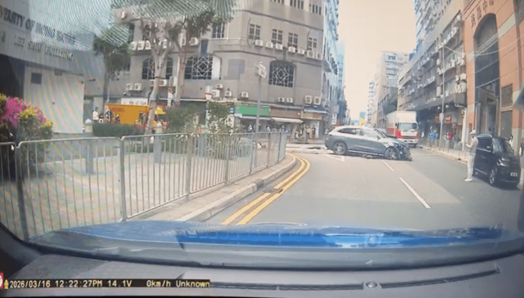 平治私家車意外後停在路中。網片截圖