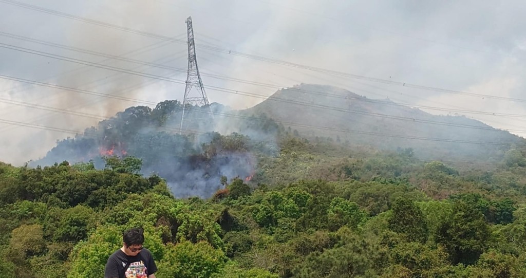 高埔新村附近一山頭發生山火。