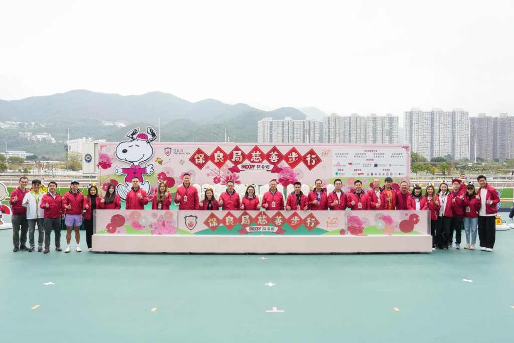 入境處處長郭俊峯今日親身帶領超過70名入境處員工及員工家屬，以及20多位入境事務處青少年領袖團團員，參加保良局慈善步行。